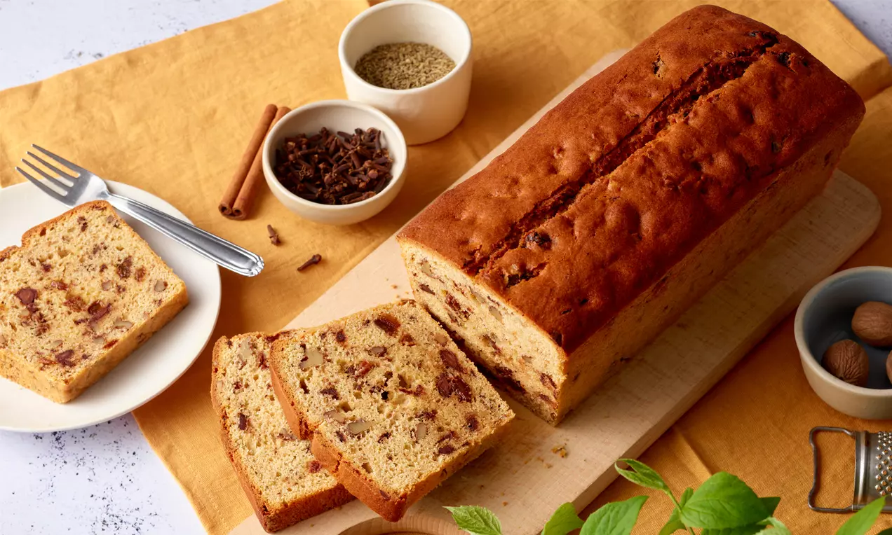 Kastenkuchen mit Gewürzen, Rosinen, Walnüssen und Schokolade