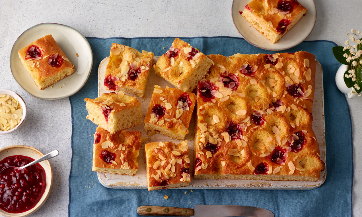 Marzipan-Preiselbeer-Kuchen Rezept | Dr. Oetker