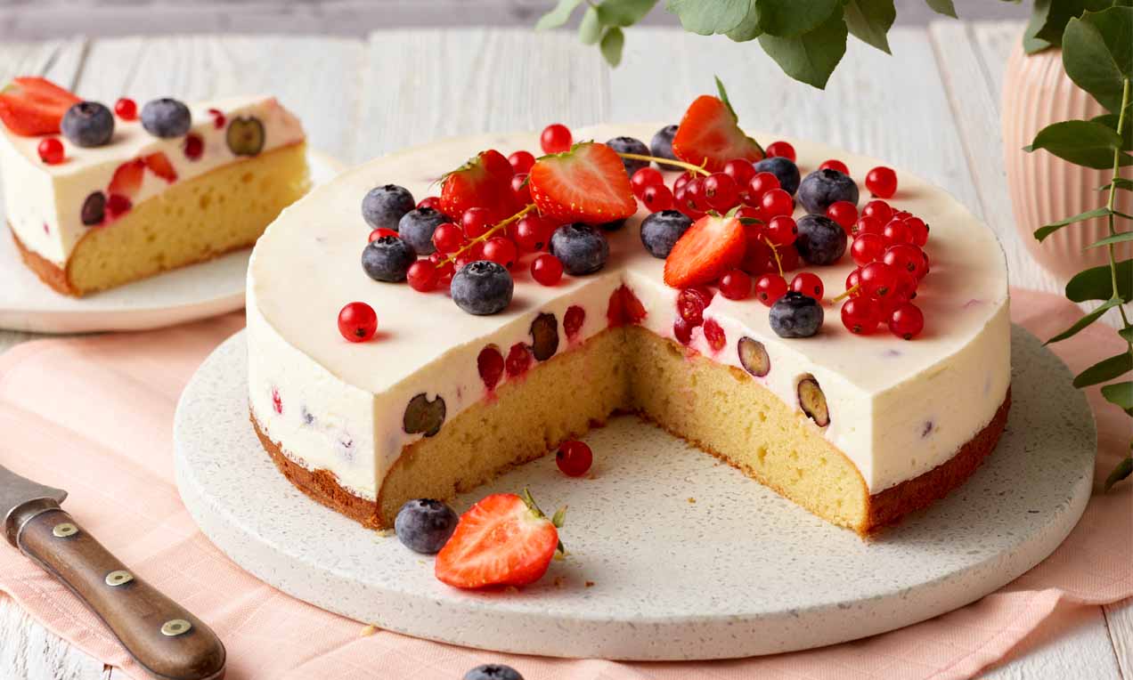 Leichte Buttermilchtorte mit Beeren Rezept | Dr. Oetker