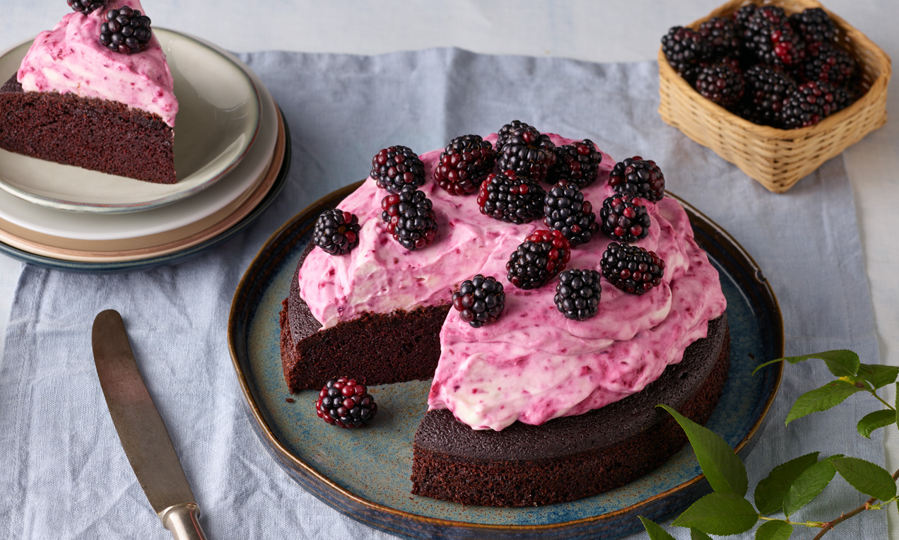 Bierkuchen mit Brombeercreme Rezept | Dr. Oetker