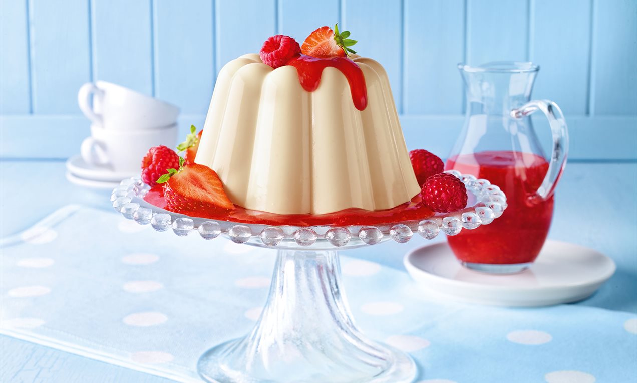 Marzipan-Pudding mit Erdbeer-Himbeer-Soße Rezept | Dr. Oetker