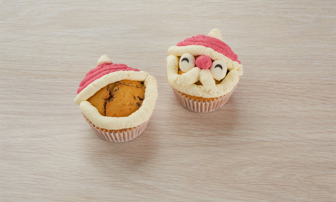 Picture - 20230309 Weihnachtsmann Cupcakes Handling 1