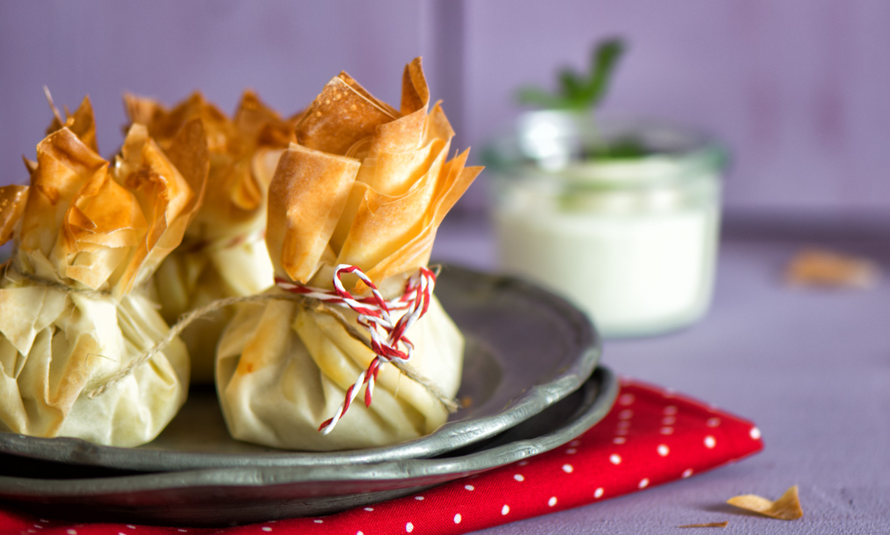 Hühnercurry-Kokos-Säckchen mit Joghurt-Dip Rezept | Dr. Oetker