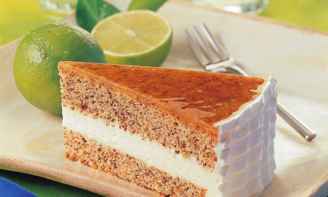 Torte aus Dinkel-Sandmasse, gefüllt mit Puddingcreme und als Spiegel Limettengelee.
