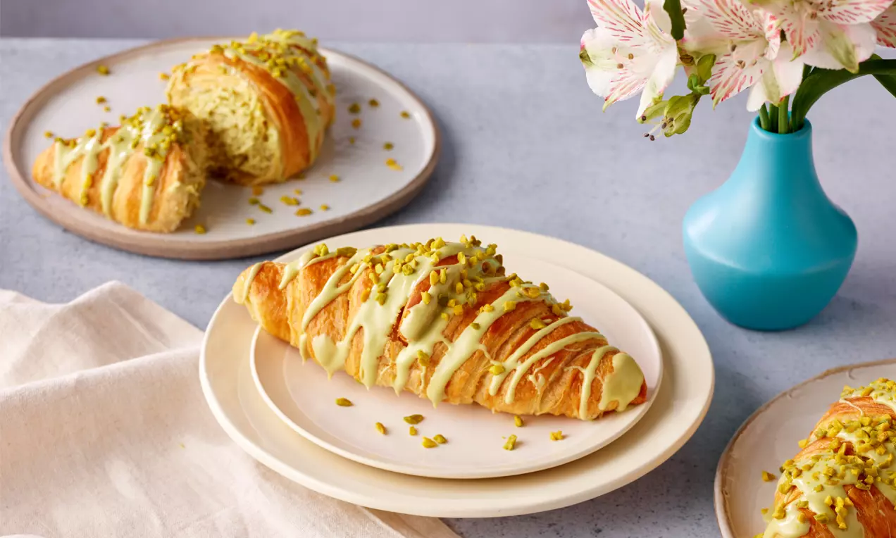 Knusprige Croissants mit einer cremigen Pistazienfüllung – buttrig, nussig und unwiderstehlich. Perfekt als besonderes Frühstück oder zum Brunch.