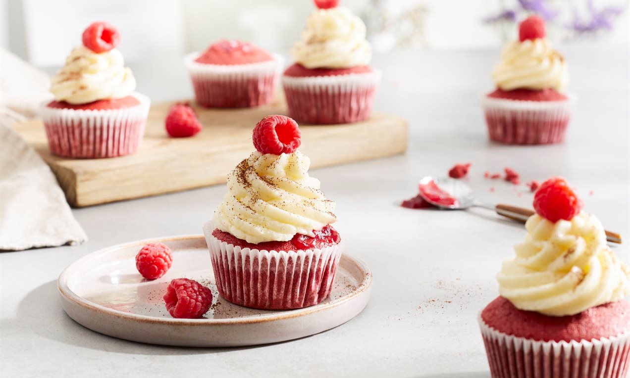 Red Velvet-Cupcakes mit Frischkäse-Frosting Rezept | Dr. Oetker Red Velvet-Cupcakes mit Frischkäse-Frosting Rezept | Dr. Oetker