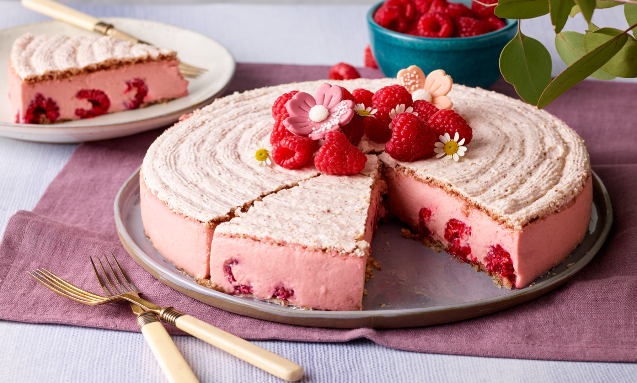 Haselnusstorte mit Himbeercreme Rezept | Dr. Oetker Haselnusstorte mit Himbeercreme Rezept | Dr. Oetker