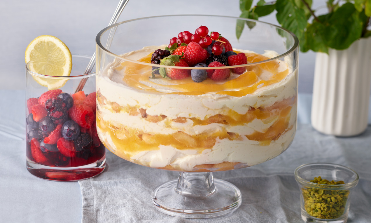 Zitronen-Tiramisu mit Beeren Rezept | Dr. Oetker