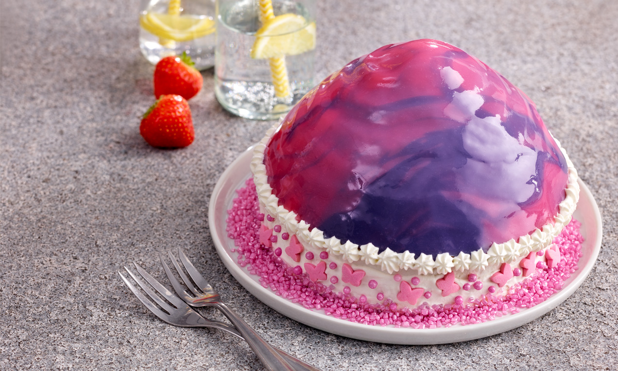 Erdbeer-Pudding-Torte mit Mirror Glaze Rezept | Dr. Oetker